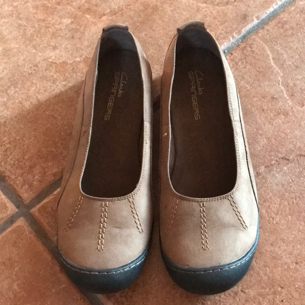 Clarks Tan and Black Flats